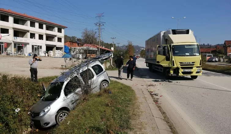 Hafif ticari araç sulama kanalına uçtu: 3 yaralı