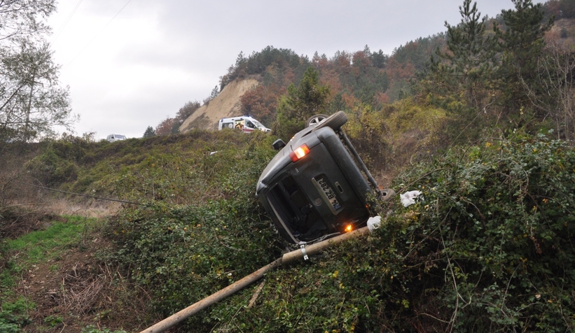 Hafif ticari araç uçuruma yuvarlandı: 3 yaralı