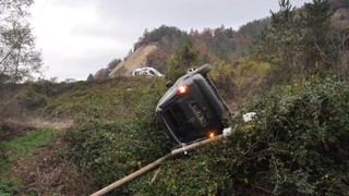 Hafif ticari araç uçuruma yuvarlandı: 3 yaralı