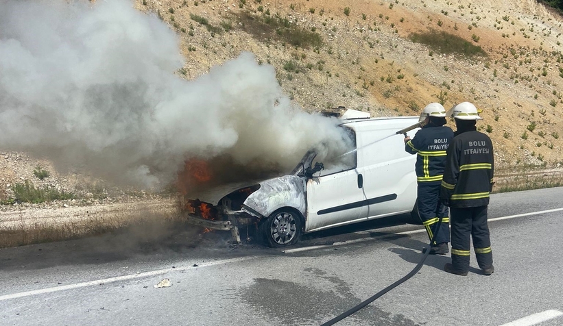 Hafif ticari araç yandı