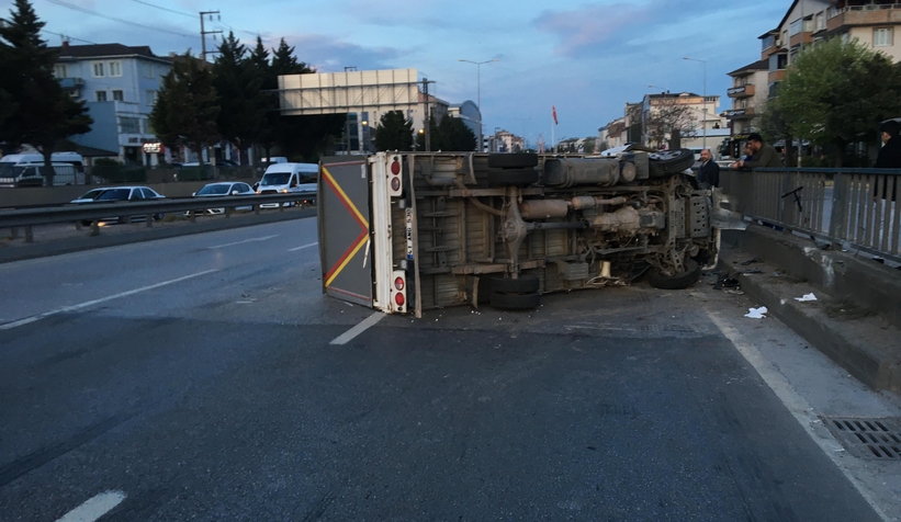 Hafif ticari araçla çarpışan kamyonet devrildi: 2 yaralı