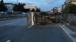 Hafif ticari araçla çarpışan kamyonet devrildi: 2 yaralı