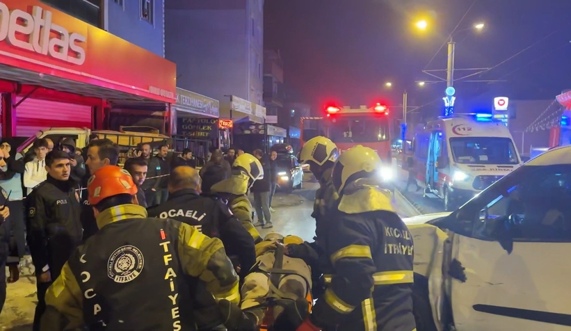 Hafifi ticari araç ile motosiklet çarpıştı: 2 ağır yaralı