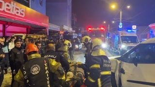 Hafifi ticari araç ile motosiklet çarpıştı: 2 ağır yaralı