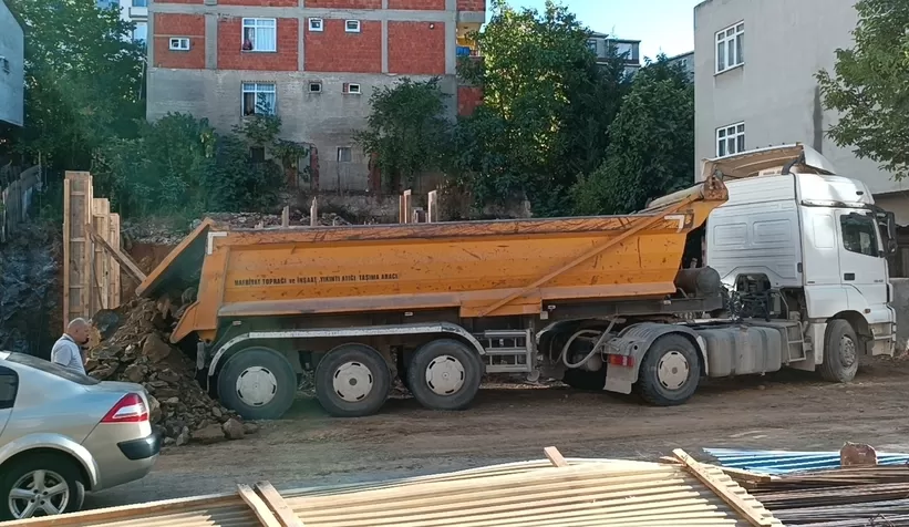 Hafriyat kamyonu baba ve 2 çocuğunu ezdi