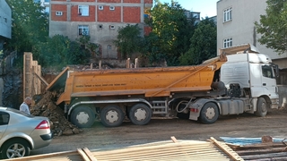 Hafriyat kamyonu baba ve 2 çocuğunu ezdi