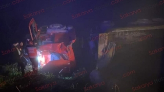 Hafriyat kamyonu devrildi