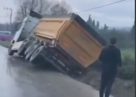 Hafriyat kamyonu devriliyordu