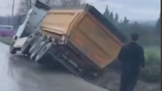 Hafriyat kamyonu devriliyordu