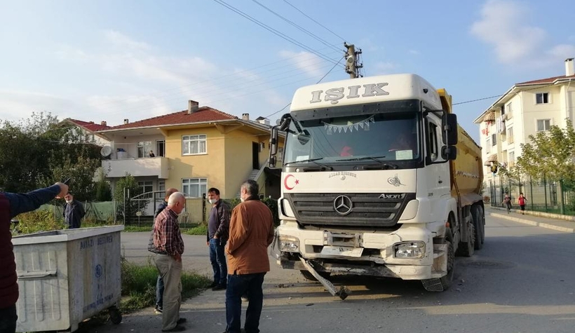 Hafriyat kamyonu ile otomobil çarpıştı