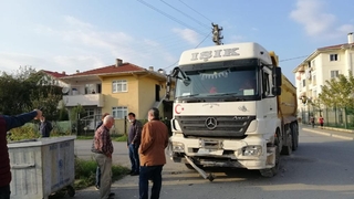 Hafriyat kamyonu ile otomobil çarpıştı