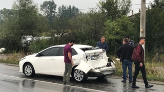 Hafriyat kamyonunun biçtiği otomobil kağıt gibi ezildi