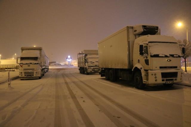 Hale meyve taşıyan kamyonlar mahsur kaldı