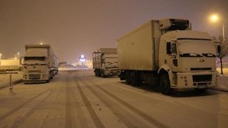 Hale meyve taşıyan kamyonlar mahsur kaldı