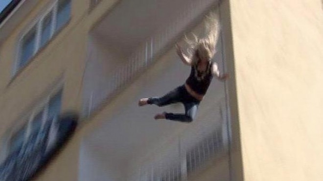 Halı çırparken 5. kattan düştü