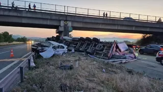 Halı yüklü tır ile otomobilin karıştığı kaza: 6 yaralı