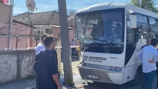 Halk otobüsü direğe çarptı 12 yaralı