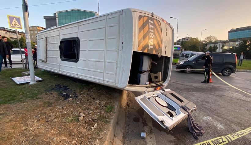 Halk otobüsü ile çarpışan işçi servisi devrildi: 11 yaralı