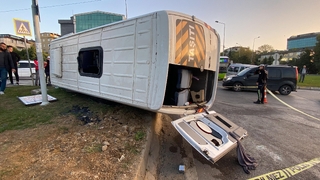 Halk otobüsü ile çarpışan işçi servisi devrildi: 11 yaralı