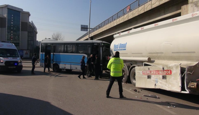 Halk otobüsü ile tehlikeli madde taşıyan tanker çarpıştı