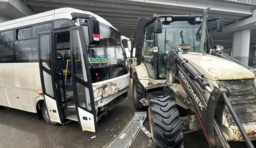 Halk otobüsü iş makinesi ile çarpıştı: 8 yaralı