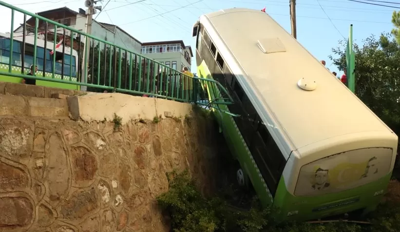 Halk otobüsü rampayı çıkamayıca bahçeye uçtu: 8 yaralı