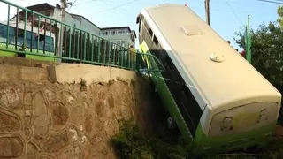Halk otobüsü rampayı çıkamayıca bahçeye uçtu: 8 yaralı