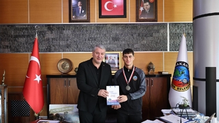 Halterin genç yıldızı, Başkan Çelik’in konuğu oldu