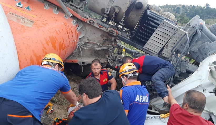 Hammadde yüklü kamyon devrildi