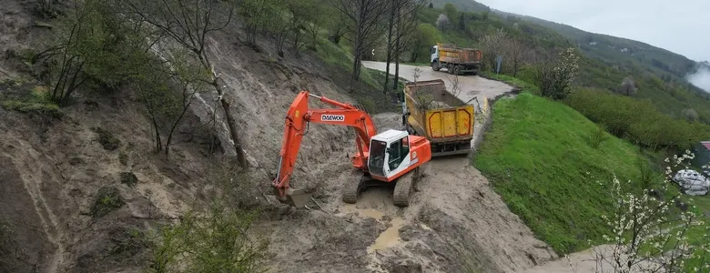 Hanyatak yolu heyelanda kapanmıştı, ekipler çalışıyor