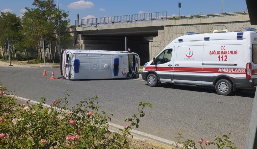 Hasta almaya giden ambulans kaza yaptı