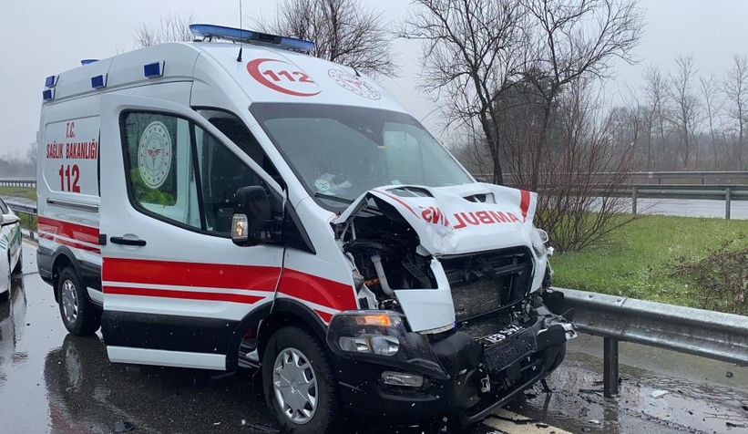 Hasta nakli yapan ambulans kaza yaptı: 2 yaralı