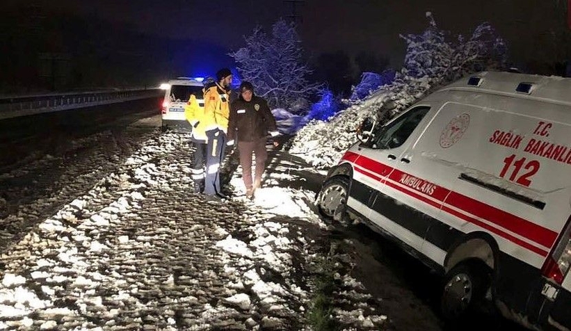 Hasta taşıyan ambulans kanala düştü