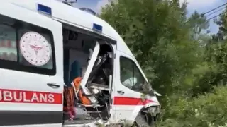  Hasta taşıyan ambulans kaza yaptı: 3 yaralı