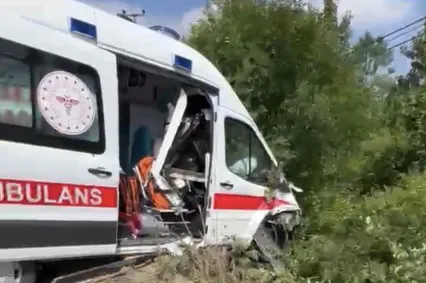  Hasta taşıyan ambulans kaza yaptı: 3 yaralı
