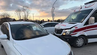 Hasta taşıyan ambulans otomobille çarpıştı