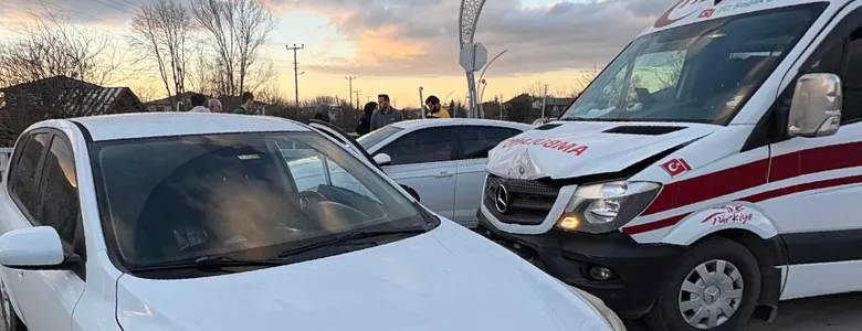 Hasta taşıyan ambulans otomobille çarpıştı
