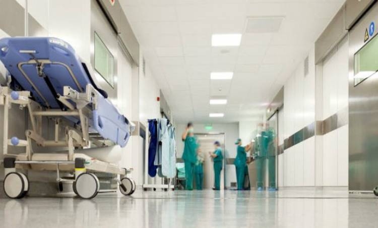 Hastane karıştı; Camlar kırıldı