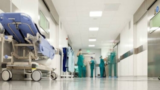 Hastane karıştı; Camlar kırıldı