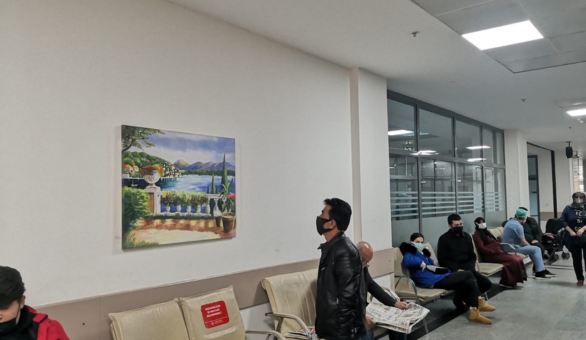 Hastane koridorları tablolarla renklendi