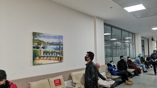 Hastane koridorları tablolarla renklendi