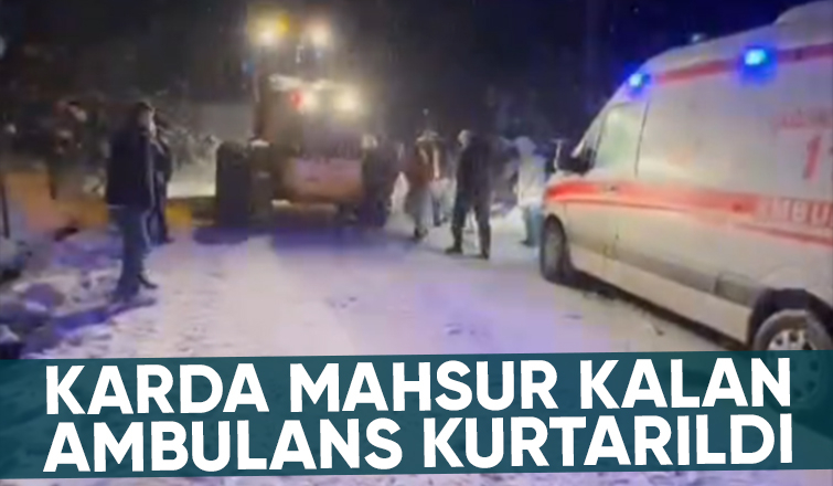 Hastaya giden ambulans karda mahsur kaldı