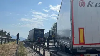 Hatalı sollama kazası: Tırlar çarpıştı
