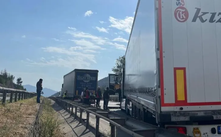 Hatalı sollama kazası: Tırlar çarpıştı