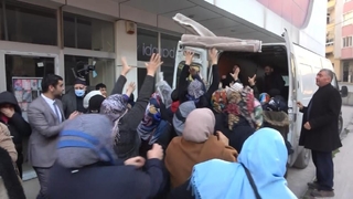 Havada uçuşan halıları kapmak için birbirlerini ezdiler