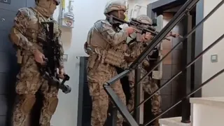 Havadan ve karadan takip edilen şüphelilere baskın