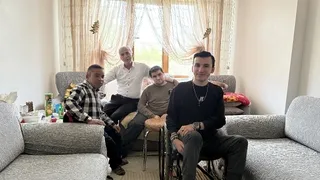 Hayatını anneleri ölen 3 engelli oğluna adadı