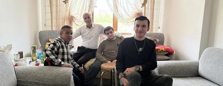 Hayatını anneleri ölen 3 engelli oğluna adadı