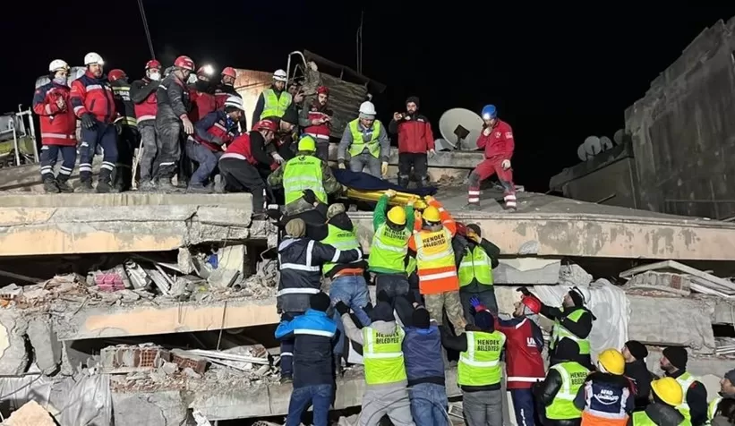Hendek ekibi canla başla çalışıyor