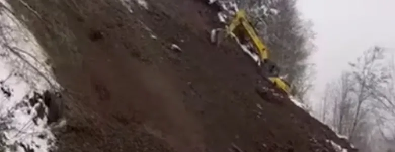 Hendek-Kocaali yolunda heyelan; ulaşıma kapandı